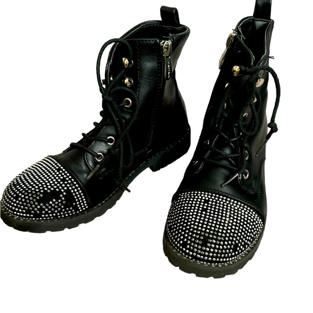 Fashionable boots for a little girl size 3. Great condition and very comfortable